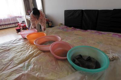 元江楼上漏水，住户失联，小区没物管，业主维权难！律师来支招……